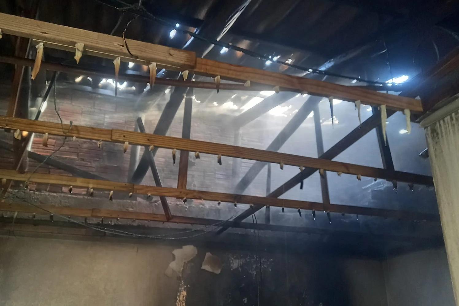 Içara: bombeiros combatem incêndio em casa no bairro Aurora