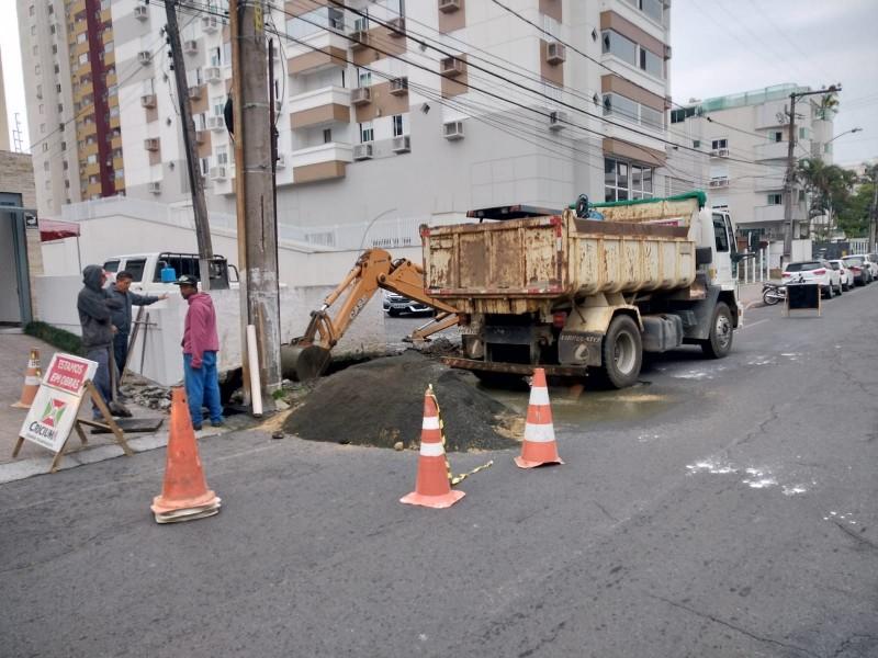 Prefeitura trabalha para solucionar vazamento de esgoto na rua João Cechinel