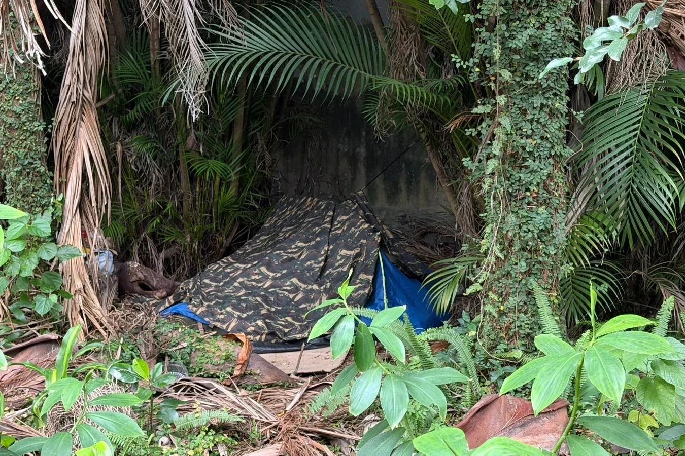 Pessoas em situação de rua acampam em casa abandonada no Centro de Criciúma, relata vereador