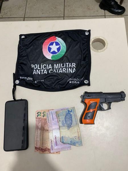Homem é preso após roubar celular de casal com arma de brinquedo no bairro Santa Luzia 