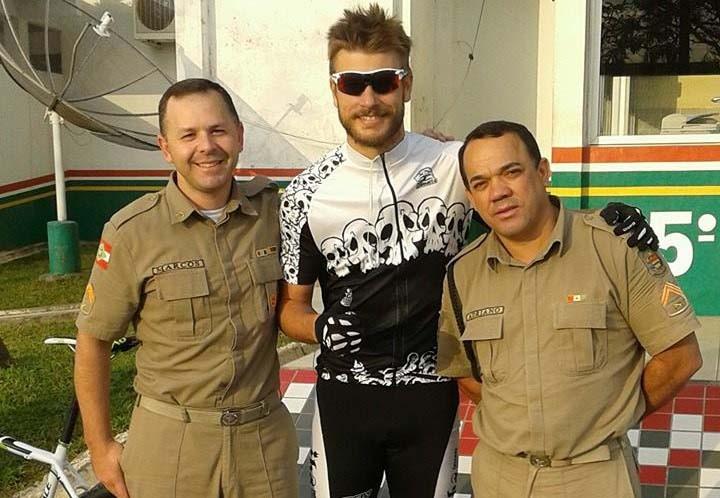 Rodrigo Hilbert encara as curvas da Serra do Rio do Rastro de bike