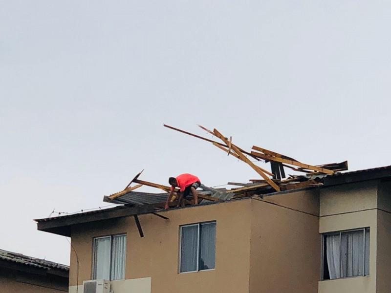 Oito blocos do Condomínio Residencial San Diego, na Quarta Linha, foram destelhados durante temporal