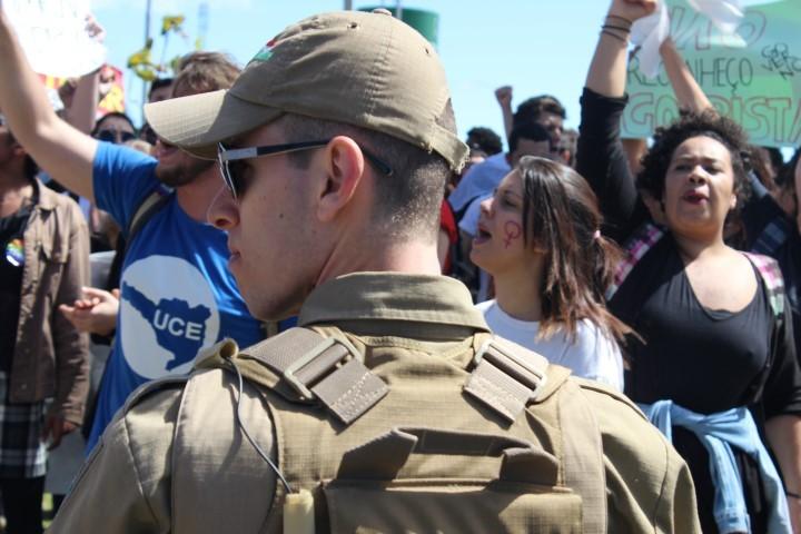 VÍDEO: Manifestação contra Temer é realizada durante desfile cívico