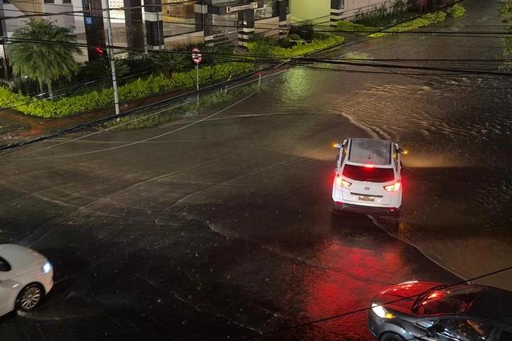VÍDEOS: forte chuva provoca alagamentos em Criciúma