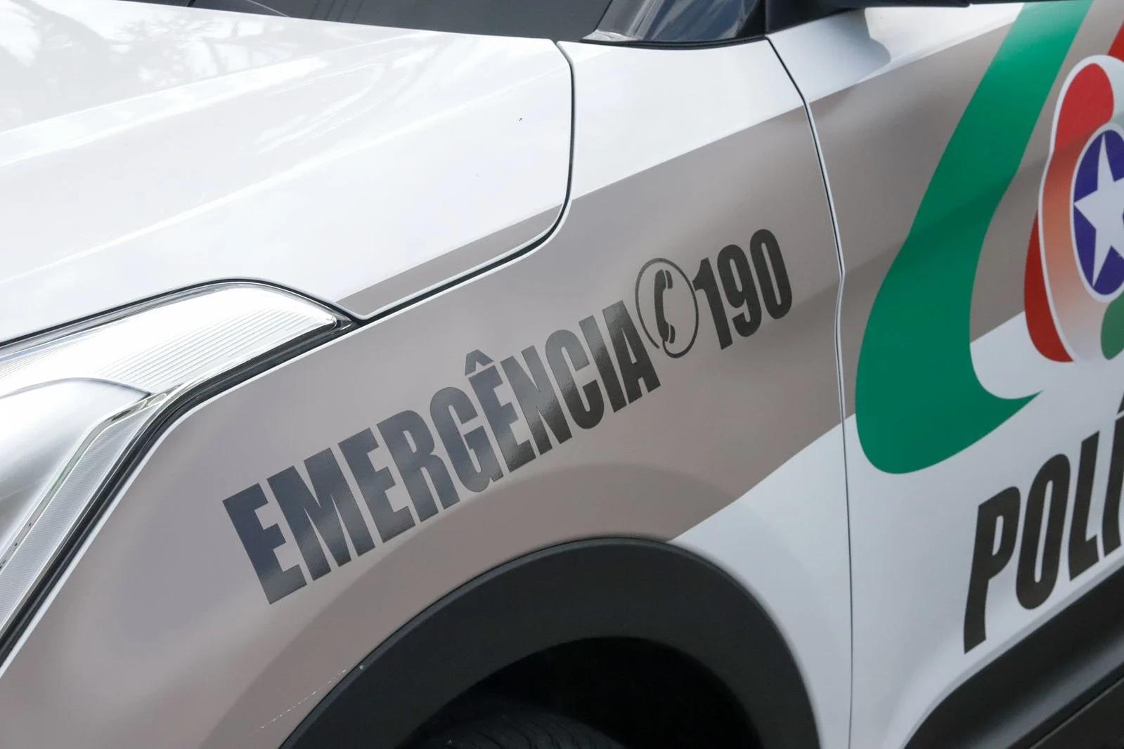 Jovem tenta fugir de policiais, colide contra meio-fio e é encaminhado ao hospital