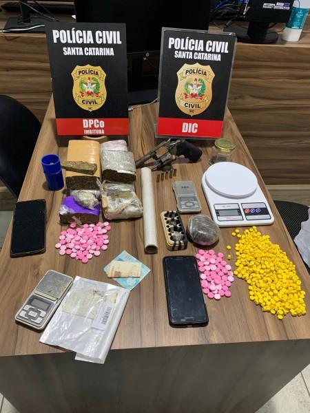 Dupla é presa por tráfico de drogas na Praia do Rosa em Imbituba