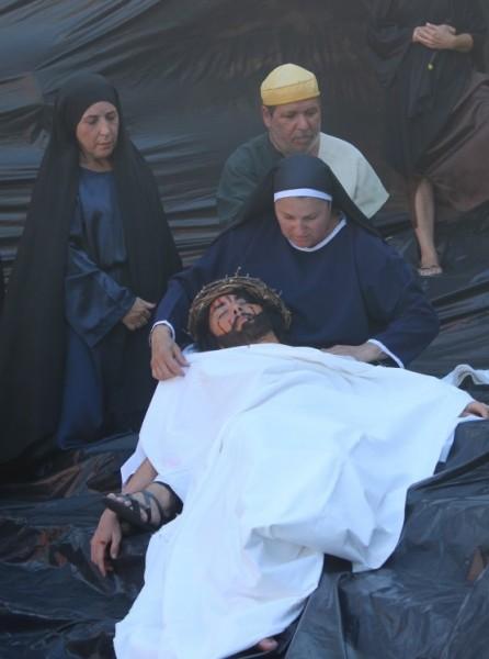 Crucificação de Jesus Cristo mantém tradição e emociona católicos 