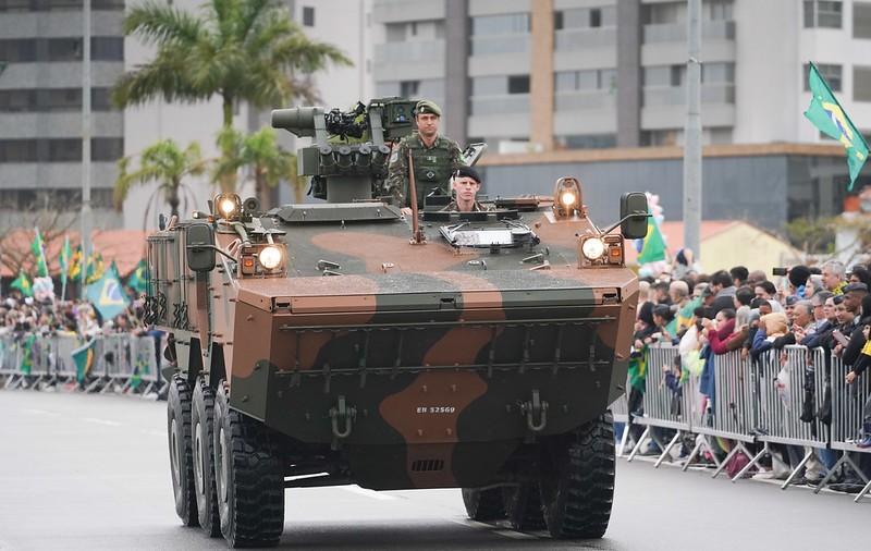 Em Florianópolis, governador em exercício acompanha o desfile de 7 de setembro