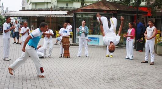 Mult faz apresentação de dança e capoeira na Praça Nereu Ramos