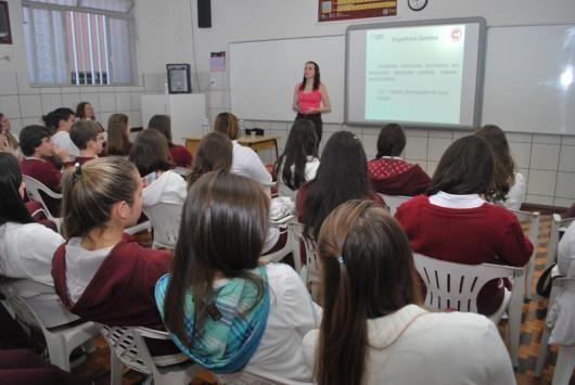 Jovens alunos do São Bento ganham ajuda para escolher uma profissão