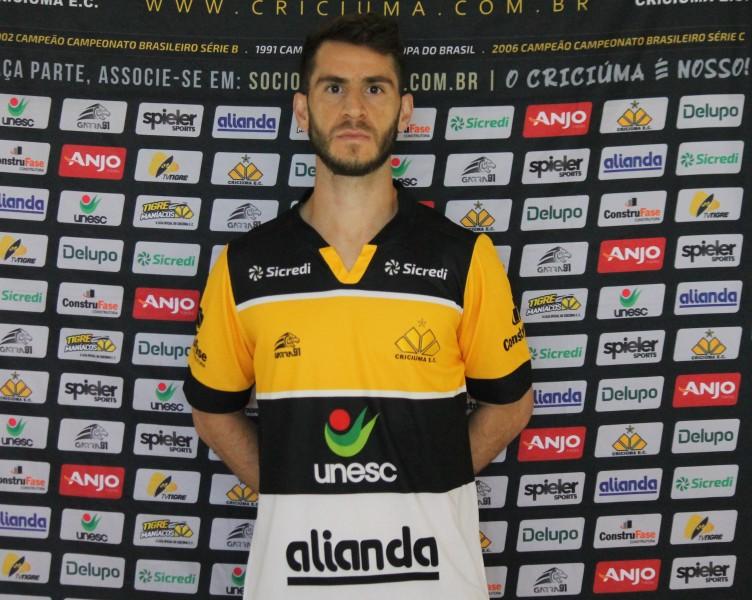Criciúma apresenta oficialmente meia Fellipe Matheus 