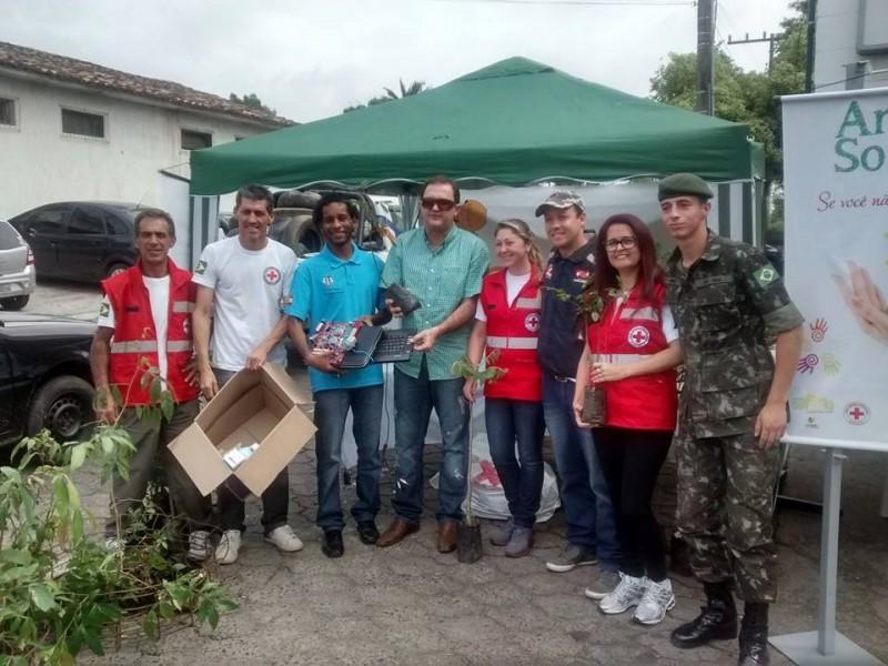 Arrastão Solidário enche cinco caminhões de objetos para reciclagem 
