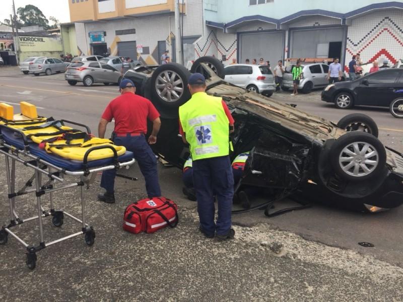 Carros se envolvem em acidente na rua Álvaro Catão