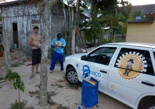 Celesc visita moradores de Laguna para troca de lâmpadas