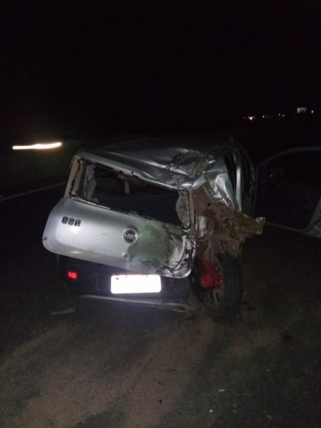 Acidente entre carro e caminhão deixa duas pessoas feridas na BR-101