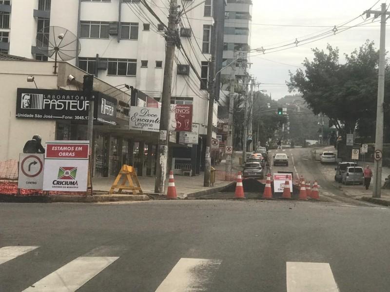 Trânsito lento na rua João Cechinel requer cuidados de condutores
