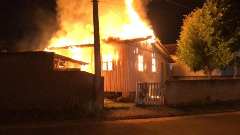 Incêndio atinge residência em Cocal do Sul e causa prejuízo de R$ 30 mil