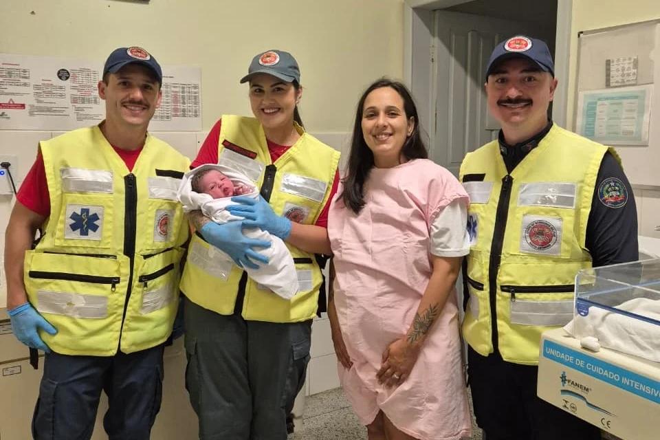 Parto emergencial é realizado dentro de carro na SC-445 em Içara