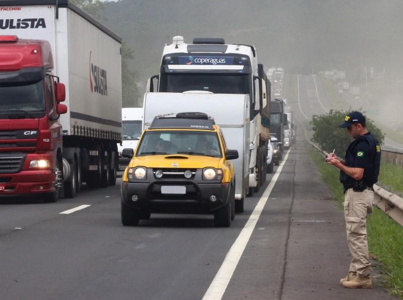 Colisão traseira deixa motorista gravemente ferido em Sangão 