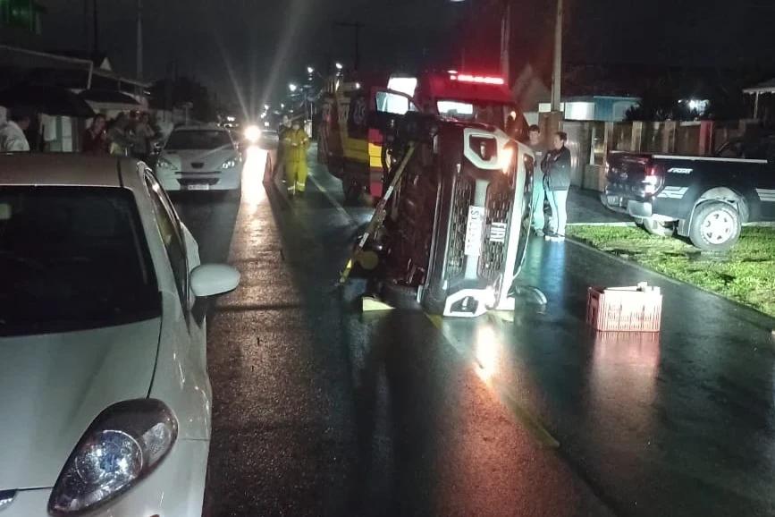 Motorista fica encarcerado após acidente e carro tombar