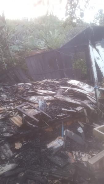 Homem morre durante incêndio em casa de madeira em Imbituba