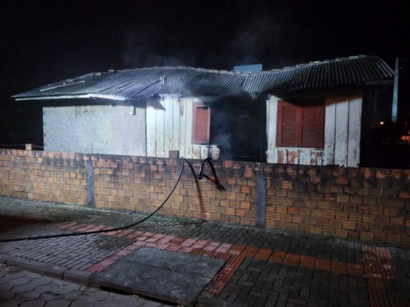 Incêndio atinge casa em Araranguá