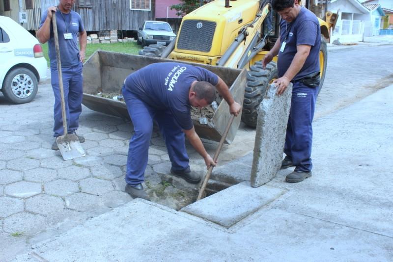 Limpeza é realizada em bocas de lobo de pontos críticos da cidade