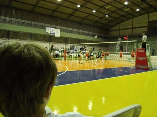 Meninas do vôlei de Criciúma perdem na estreia