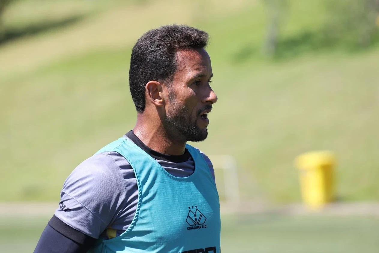 Rodrigo sofre lesão na coxa e está fora da partida contra o Goiás