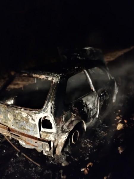 Veículo é destruído por incêndio na SC-290 em Praia Grande