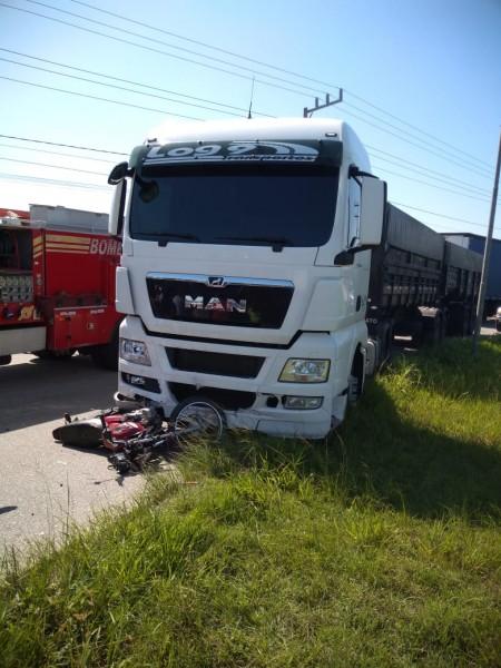 Acidente envolvendo motocicleta e caminhão deixa uma pessoa gravemente ferida 