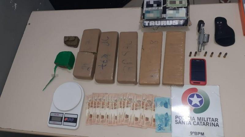 Polícia apreende mais de cinco quilos de maconha em Criciúma