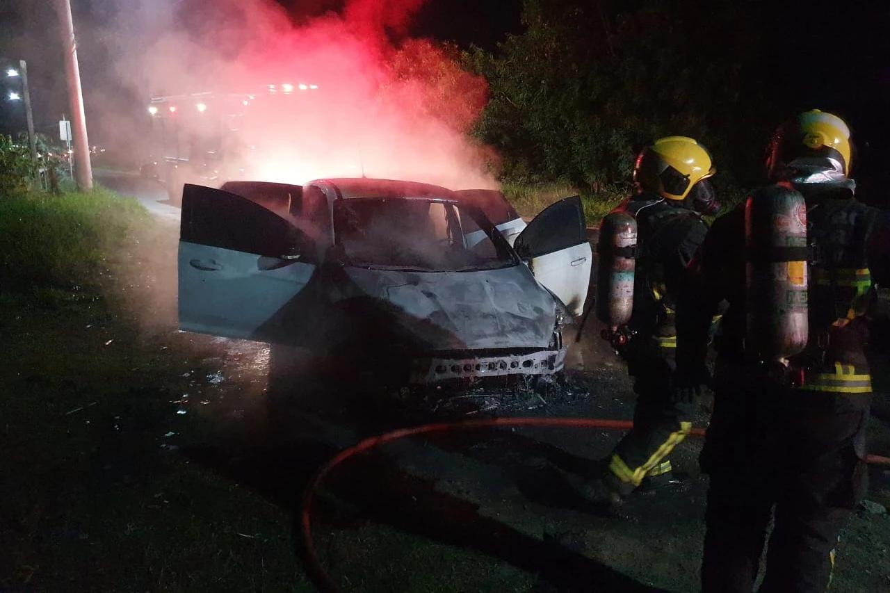 Curto elétrico provoca incêndio em veículo em Tubarão