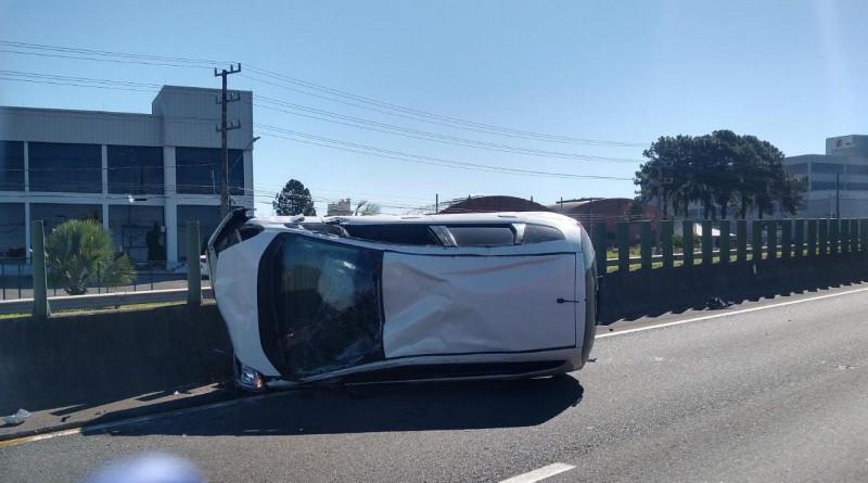 Motorista fica ferida em capotamento na BR-101