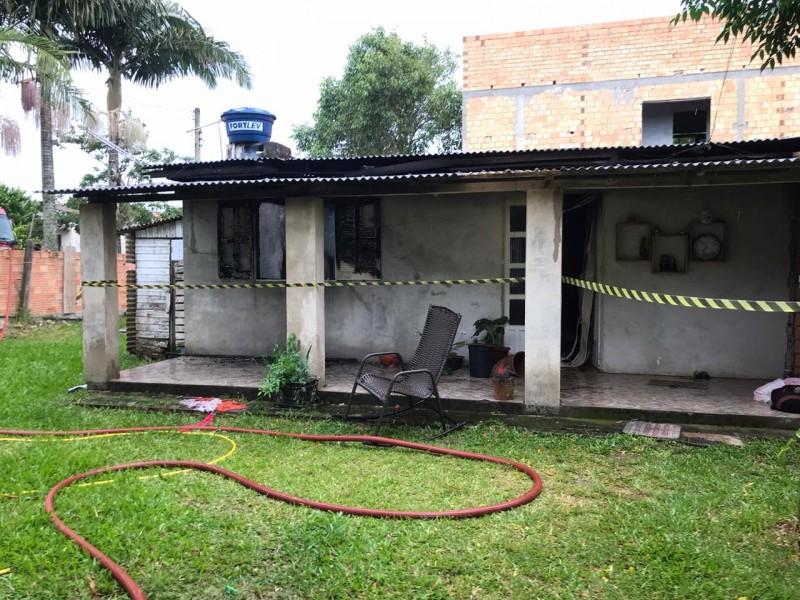 Corpo de Bombeiros combate incêndio em residência de Passo de Torres