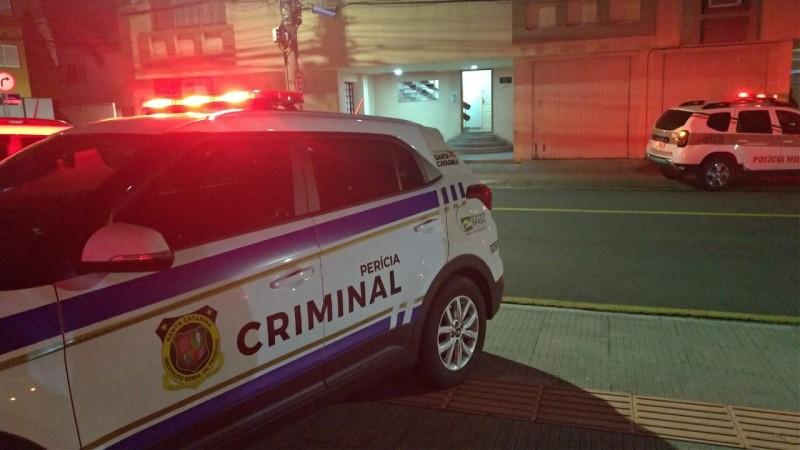 Polícia Científica recolhe corpo de homem morto a facadas em Criciúma; esposa é presa pela PM