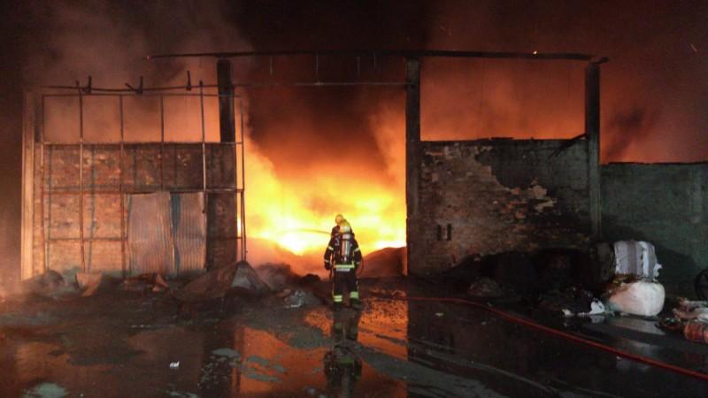 Incêndio de grandes proporções atinge fábrica de plásticos em São Ludgero