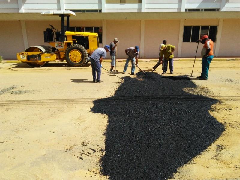O asfalto já cobre os buracos na Argemiro Frutuoso