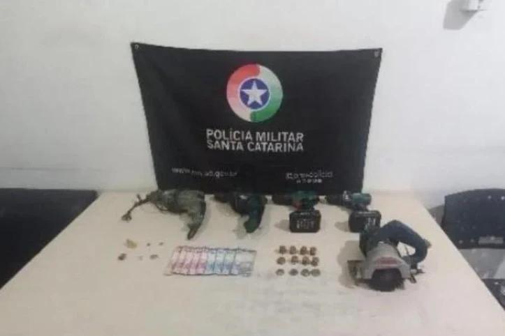 PM encontra droga, dinheiro e ferramentas de origem duvidosa; quatro pessoas são presas