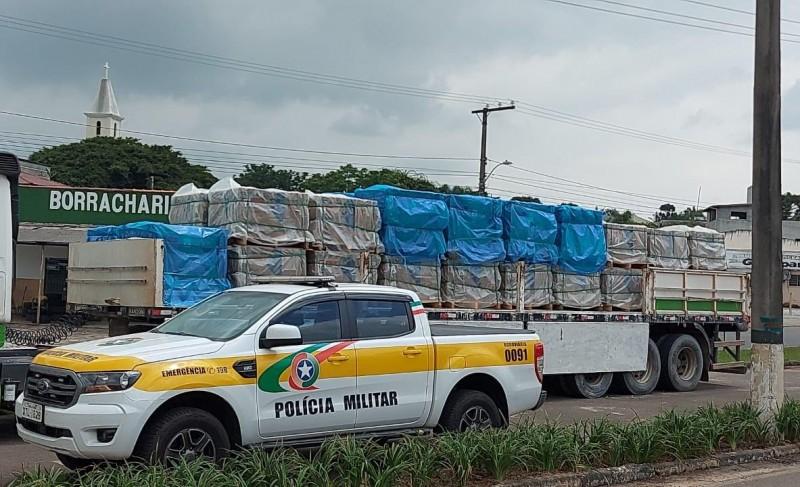 PMRv de Içara flagra caminhão com quase 14 toneladas de excesso 