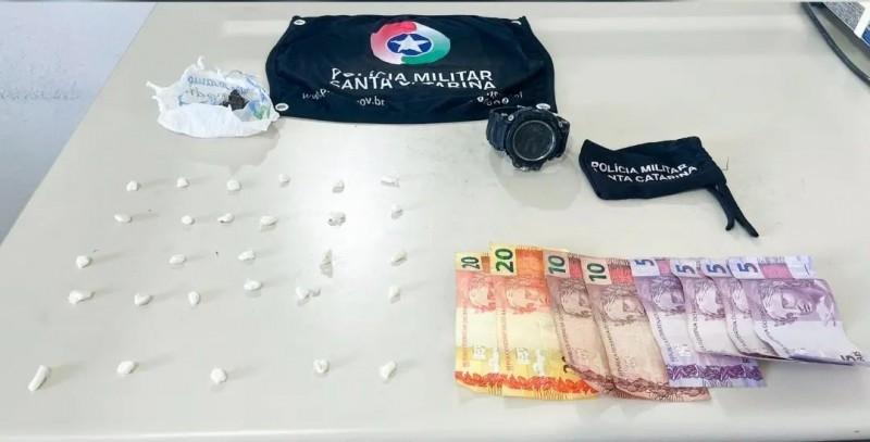 Jovem é preso após ser flagrado traficando drogas em Tubarão