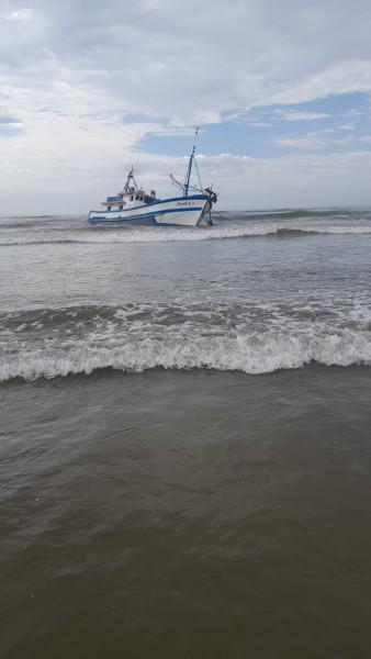 Barco utilizado para a pesca de atum encalha na praia do Torneiro