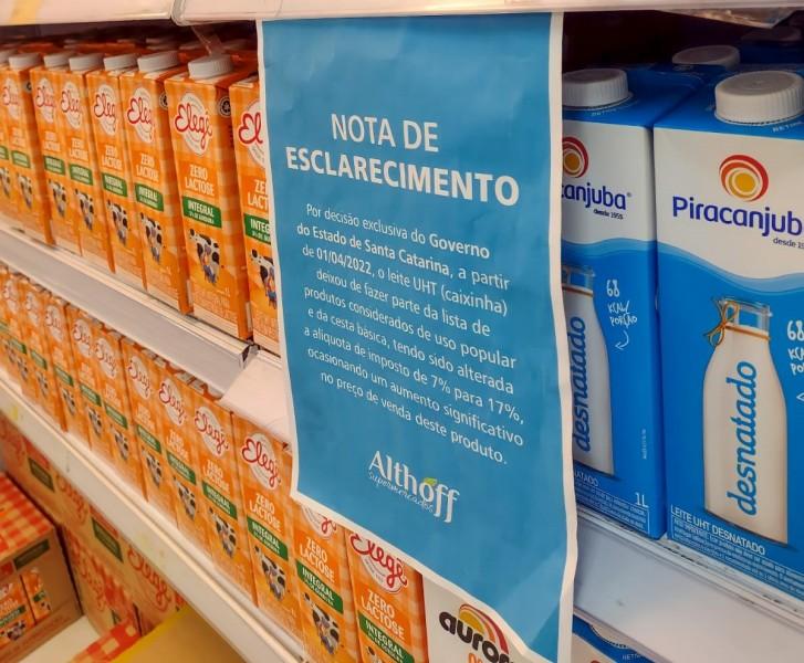 Após aumento no preço do leite, supermercados exibem comunicado justificando reajuste aos clientes