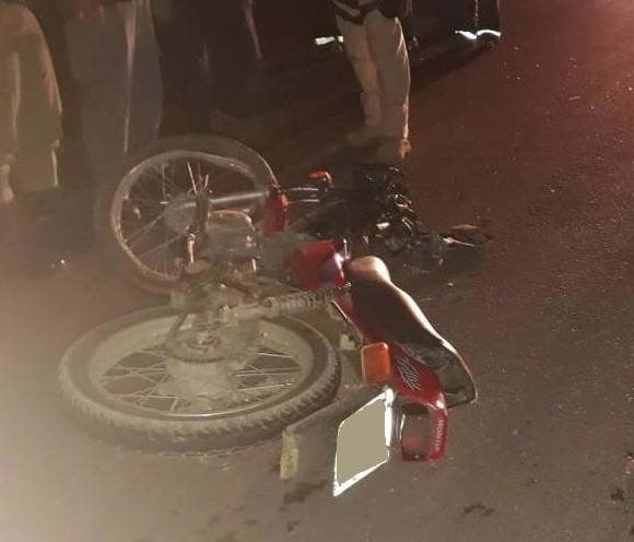 Motociclista morre ao colidir na traseira de caminhão 