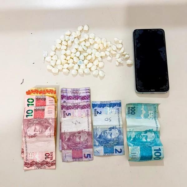 Dupla é abordada com diversas pedras de crack e acaba presa pela PM em Tubarão