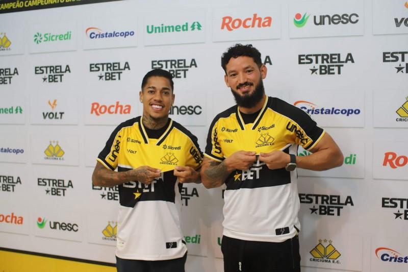 Matheusinho e Arthur Caíke são apresentados e se colocam à disposição de Tencati