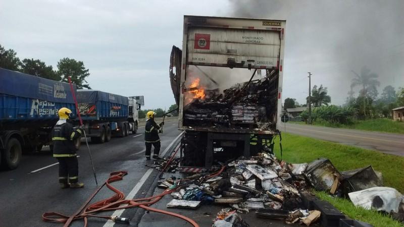 Incêndio destrói carreta