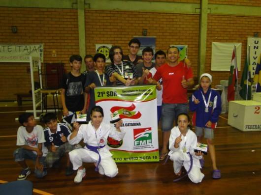 Medalhas para fechar a temporada do Karatê