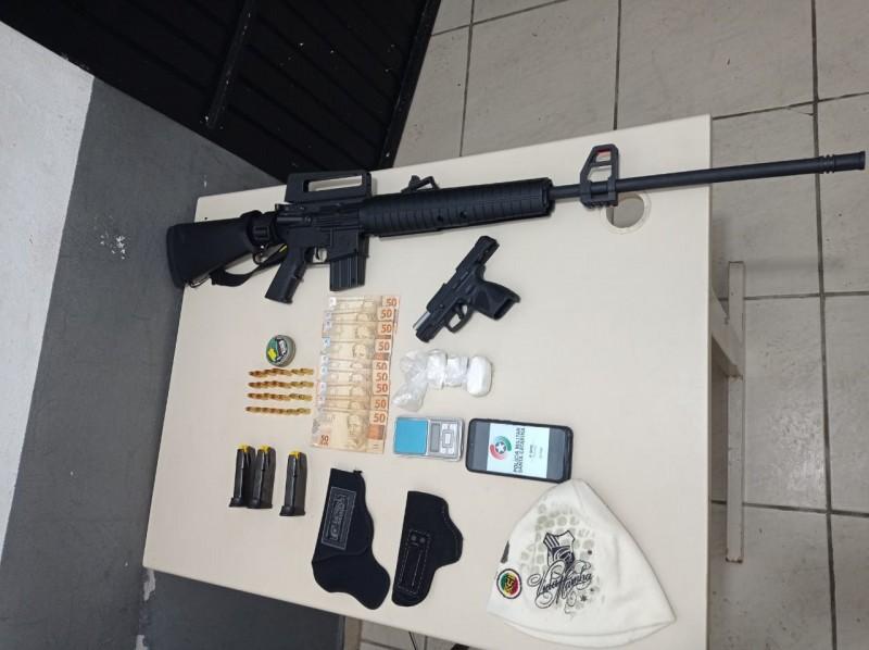 Polícia Militar apreende armas e droga após denúncia de tráfico em condomínio