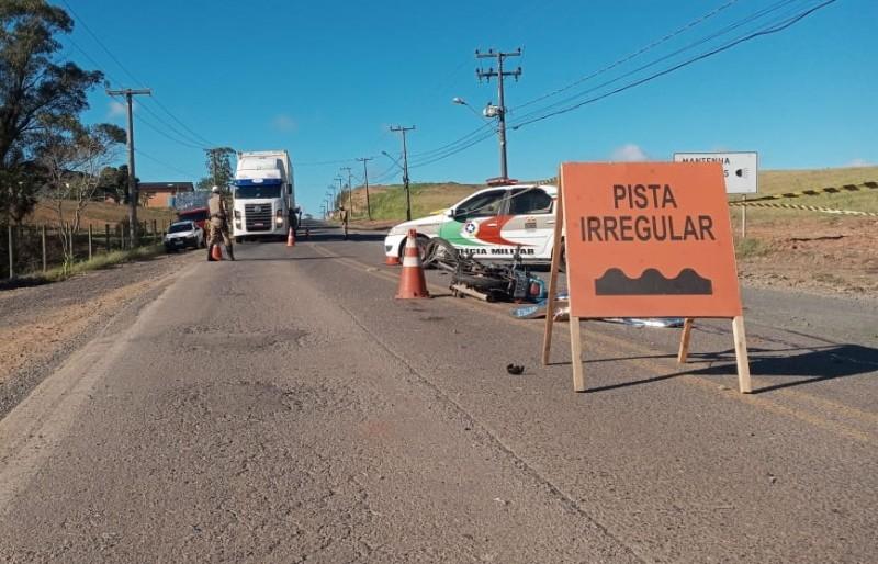 Motociclista morre após choque com caminhão na rodovia Jorge Lacerda